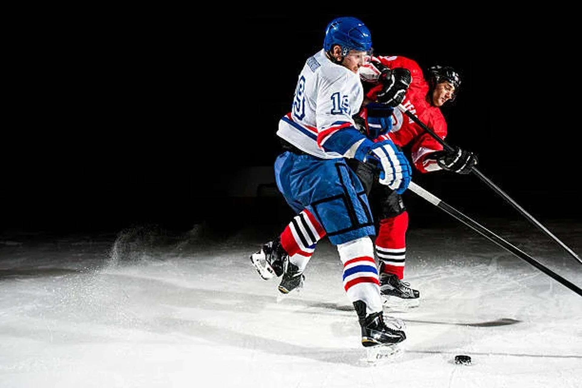 赌博平台冰球运动员带球突破防守