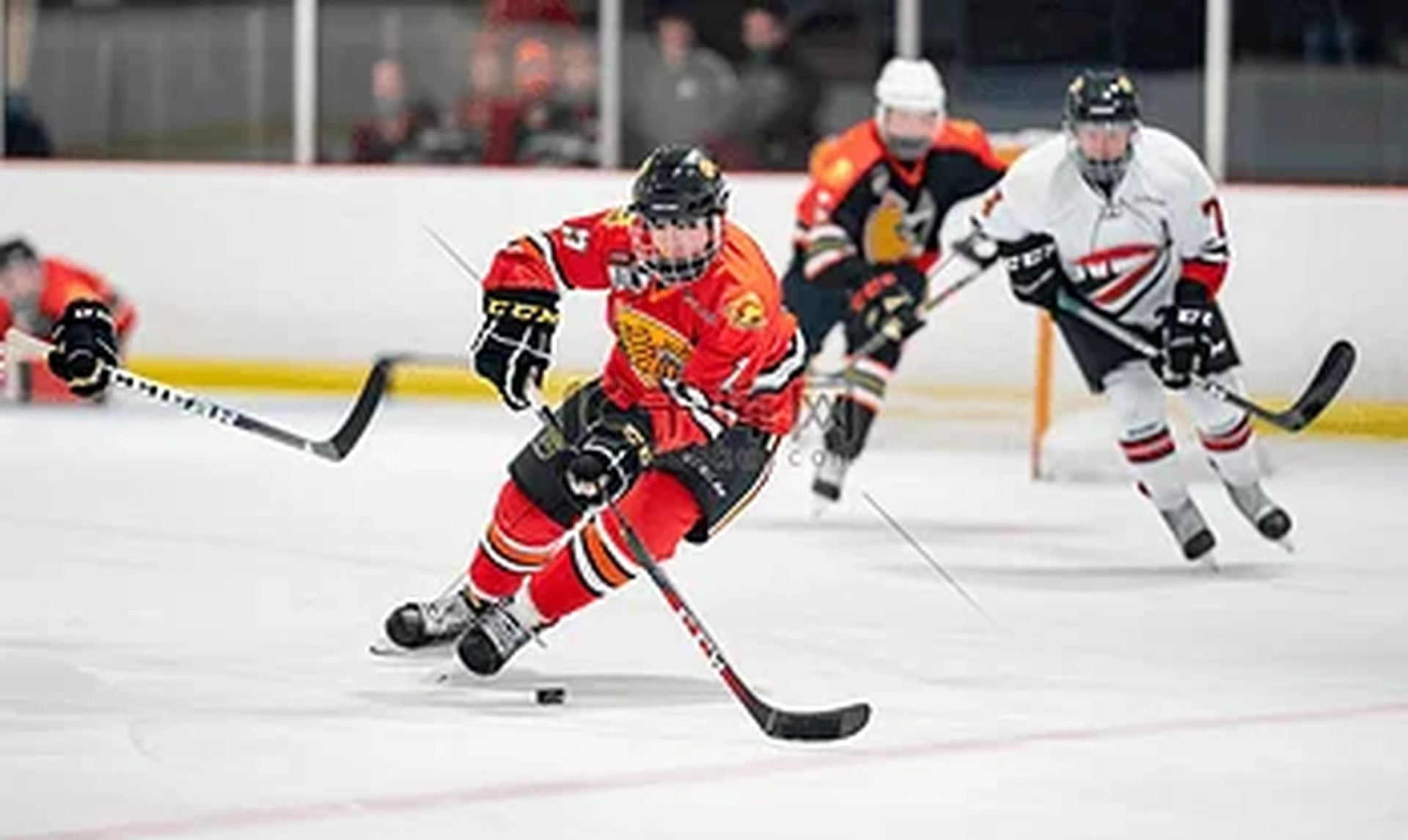 赌博平台冰球运动员射门精彩瞬间